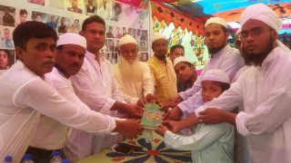 রায়পুরার মাদরাসায় বিনামূল্যে কোরআন শরীফ বিতরণ