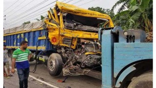 বগুড়ায় দুই ট্রাকের মুখোমুখি সংঘর্ষে তিনজনসহ নিহত ৪ বগুড়ায় দুই ট্রাকের মুখোমুখি সংঘর্ষে তিনজনসহ নিহত ৪