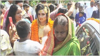 বিয়ে করতে শতাধিক যাত্রী নিয়ে বরের বাড়িতে কনে! বিয়ে করতে শতাধিক যাত্রী নিয়ে বরের বাড়িতে কনে!