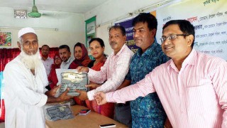 পলাশে কৃষকদের মাঝে সার ও বীজ বিতরণ পলাশে কৃষকদের মাঝে সার ও বীজ বিতরণ