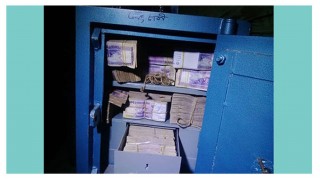 আওয়ামী লীগ নেতার কর্মচারীর বাসার ভল্টে টাকার কাড়ি! আওয়ামী লীগ নেতার কর্মচারীর বাসার ভল্টে টাকার কাড়ি!