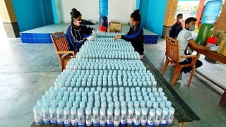 নরসিংদীতে হ্যান্ড স্যানিটাইজার উৎপাদন করছে পুলিশ