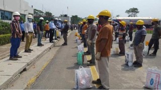 পলাশে শ্রমিকদের মাঝে খাদ্যসামগ্রী বিতরণ