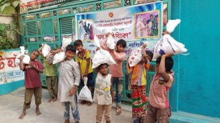 নরসিংদীতে সুবিধাবঞ্চিত শিশুদের মধ্যে খাদ্যসামগ্রী বিতরণ