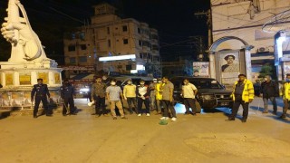 করোনাভাইরাস: নরসিংদীতে কঠোর অবস্থানে পুলিশ