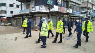 নরসিংদীতে করোনাভাইরাস প্রতিরোধে কঠোর অবস্থানে পুলিশ