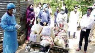 পলাশে বাড়ি বাড়ি পৌঁছানো হচ্ছে এমপির খাদ্যসামগ্রী পলাশে বাড়ি বাড়ি পৌঁছানো হচ্ছে এমপির খাদ্যসামগ্রী