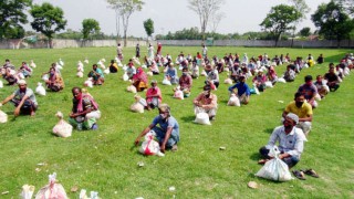 ডাংগায় চেয়ারম্যানের ব্যক্তিগত উদ্যোগে খাদ্যসামগ্রী বিতরণ ডাংগায় চেয়ারম্যানের ব্যক্তিগত উদ্যোগে খাদ্যসামগ্রী বিতরণ