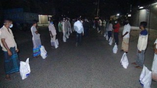 নরসিংদীতে পরিবহণ শ্রমিকদের মাঝে জেলা পুলিশের খাদ্য সামগ্রী বিতরণ