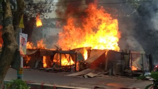 নরসিংদীতে গ্যাস সিলিন্ডার বিস্ফোরণে ১০ দোকান পুড়ে ছাই