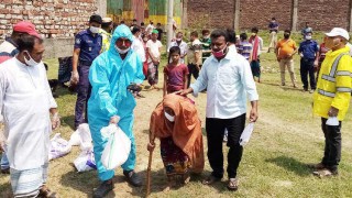 পলাশে বেতনের টাকায় খাদ্যসামগ্রী বিতরণ করলো পুলিশ সদস্যরা পলাশে বেতনের টাকায় খাদ্যসামগ্রী বিতরণ করলো পুলিশ সদস্যরা