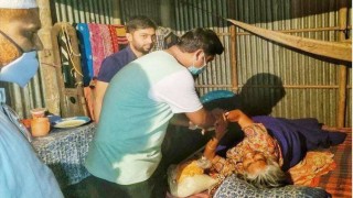 মনোহরদীতে পৌর মেয়র কর্তৃক খাদ্যসামগ্রী বিতরণ অব্যাহত