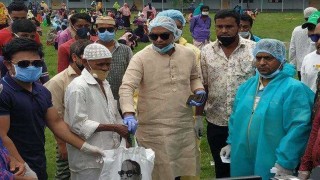 পাঁচদোনায় কর্মহীন দরিদ্র মানুষের মাঝে সাবেক এমপির ত্রাণ বিতরণ