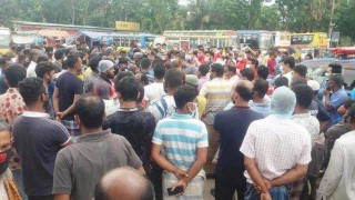 শিবপুরে অনুদান ও খাদ্যসামগ্রীর দাবীতে পরিবহণ শ্রমিকদের বিক্ষোভ