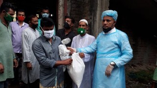 শিবপুরে শিল্পপতির উদ্যোগে ২ হাজার পরিবারে খাদ্যসামগ্রী বিতরণ