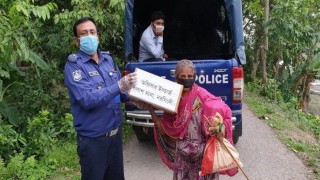 পলাশে ইফতার সামগ্রী নিয়ে পথে পথে থানার ওসি পলাশে ইফতার সামগ্রী নিয়ে পথে পথে থানার ওসি