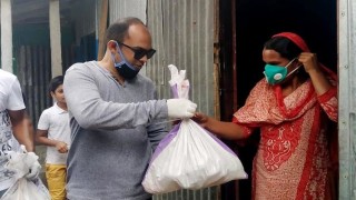 পলাশে সাবেক এমপির পক্ষ থেকে খাদ্যসামগ্রী বিতরণ পলাশে সাবেক এমপির পক্ষ থেকে খাদ্যসামগ্রী বিতরণ