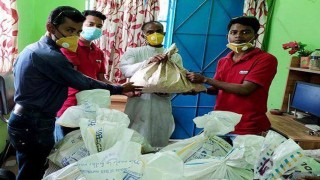 পলাশে পত্রিকার হকারদের মাঝে খাদ্যসামগ্রী বিতরণ পলাশে পত্রিকার হকারদের মাঝে খাদ্যসামগ্রী বিতরণ