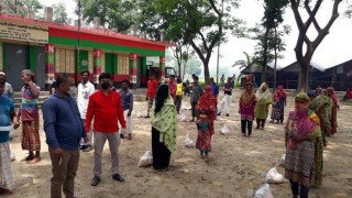 শিবপুরে করোনার কারণে কর্মহীন মানুষের পাশে বিএনপি নেতা