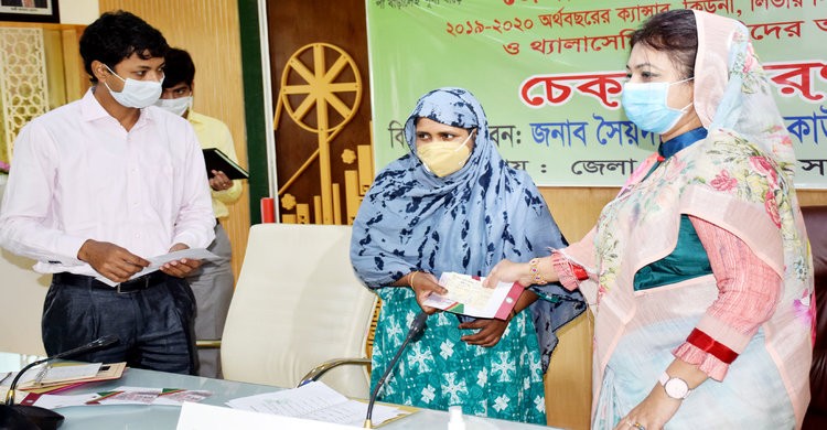 নরসিংদীতে রোগাক্রান্তদের মাঝে চিকিৎসা সহায়তার চেক হস্তান্তর নরসিংদীতে রোগাক্রান্তদের মাঝে চিকিৎসা সহায়তার চেক হস্তান্তর