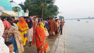ঈদকে ঘিরে শিবপুরের লাখপুর শীতলক্ষ্যা বেড়িবাঁধে দর্শনার্থীর ভিড়