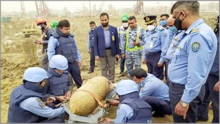 বিমানবন্দরে মাটি খুঁড়তে গিয়ে বেরিয়ে এলো ২৫০ কেজি ওজনের বোমা বিমানবন্দরে মাটি খুঁড়তে গিয়ে বেরিয়ে এলো ২৫০ কেজি ওজনের বোমা
