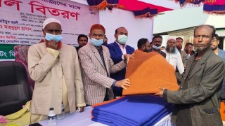 মাধবদীতে অসহায় মানুষের মধ্যে কম্বল বিতরণ