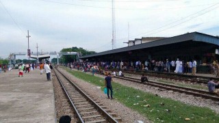 নরসিংদীতে রেললাইনে বসে গান শোনার সময় ট্রেনে কাটাপড়ে কিশোরের মৃত্যু