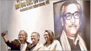 বাবার ছবির সামনে প্রধানমন্ত্রী শেখ হাসিনার সেলফি বাবার ছবির সামনে প্রধানমন্ত্রী শেখ হাসিনার সেলফি