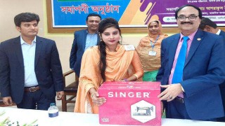 নরসিংদীতে সেলাই মেশিন পেলো ৪০ প্রশিক্ষিত নারী