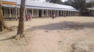 বেলাবতে সরকারি প্রাথমিক বিদ্যালয়ের কয়েক শ’ গজের মধ্যে কিন্ডারগার্টেন স্কুল