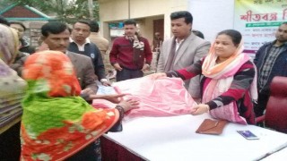 শিবপুরে দুস্থ শীতার্তদের মাঝে কম্বল বিতরণ শিবপুরে দুস্থ শীতার্তদের মাঝে কম্বল বিতরণ