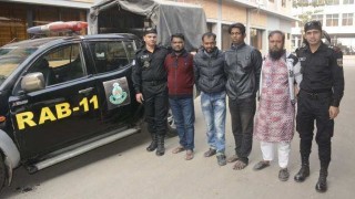 ব্যাংক জালিয়াতি চক্রের ৪ সদস্য গ্রেফতার, অস্ত্রসহ জালিয়াতির সরঞ্জামাদি উদ্ধার ব্যাংক জালিয়াতি চক্রের ৪ সদস্য গ্রেফতার, অস্ত্রসহ জালিয়াতির সরঞ্জামাদি উদ্ধার