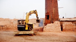 মাধবদীতে অবৈধ ইটভাটা ভেঙ্গে দিলো ভ্রাম্যমান আদালত