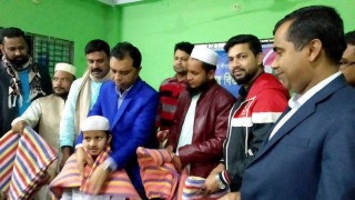 পলাশে এতিম শিশুদের মাঝে কম্বল বিতরণ পলাশে এতিম শিশুদের মাঝে কম্বল বিতরণ