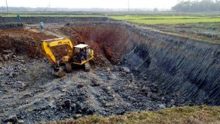 পলাশে নিয়ম বহির্ভূতভাবে ফসলি জমি থেকে মাটিকাটার মহোৎসব পলাশে নিয়ম বহির্ভূতভাবে ফসলি জমি থেকে মাটিকাটার মহোৎসব