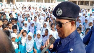 নরসিংদীতে সচেতনতা বৃদ্ধিতে শিক্ষার্থীদের সাথে পুলিশের আলোচনা