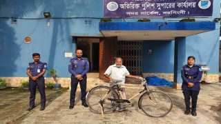 নরসিংদীতে পত্রিকা বিক্রেতার কষ্ট লাগবে সাইকেল কিনে দিলেন পুলিশ কর্মকর্তা