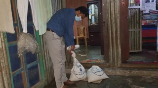 নরসিংদীতে কর্মহীন টং দোকানীর ঘরে খাদ্যসামগ্রী নিয়ে হাজির এনডিসি