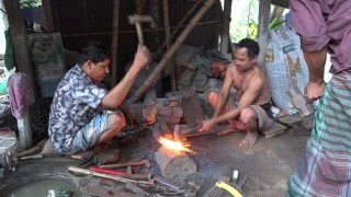 নরসিংদীতে ঈদকে ঘিরে ব্যস্ততা বেড়েছে কামারশালায়