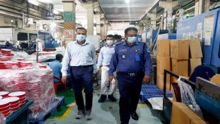 পলাশে সামাজিক দূরত্ব নিশ্চিতকরণে পুলিশের অভিযান