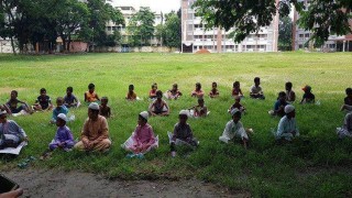 আলোকিত নরসিংদীর উদ্যোগে পথশিশুদের মাঝে খাবার বিতরণ