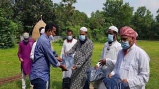 করোনায় মৃতদের দাফন কাজে নিয়োজিত স্বেচ্ছাসেবীদের মাঝে পি.পি.ই বিতরণ