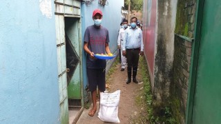 পলাশে করোনায় আক্রান্ত ব্যক্তিদের বাড়িতে ফলফলাদি পাঠালো পুলিশ