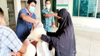 মনোহরদীতে আ’লীগের প্রতিষ্ঠাবার্ষিকী উপলক্ষে খাদ্যসামগ্রী বিরতণ