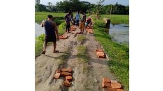 মনোহরদীতে এলাকাবাসীর উদ্যোগে রাস্তা মেরামত