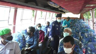 নরসিংদীতে গণপরিবহনে স্বাস্থ্যবিধি তদারকি করছে পুলিশ