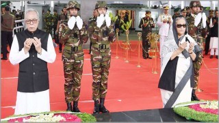 বঙ্গবন্ধুর সমাধিতে রাষ্ট্রপতি ও প্রধানমন্ত্রীর শ্রদ্ধা নিবেদন বঙ্গবন্ধুর সমাধিতে রাষ্ট্রপতি ও প্রধানমন্ত্রীর শ্রদ্ধা নিবেদন
