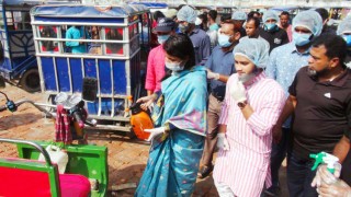 নরসিংদীতে করোনা প্রতিরোধে ইজিবাইক জীবানুমুক্তকরণে দুই সংগঠন