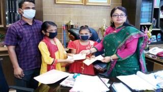 দরিদ্র শিক্ষার্থীদের মাঝে জেলা প্রশাসকের নগদ অর্থ বিতরণ